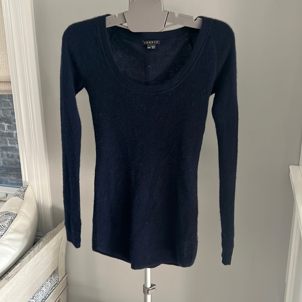 Theory Navy cashmere round neck long sleeve sweater